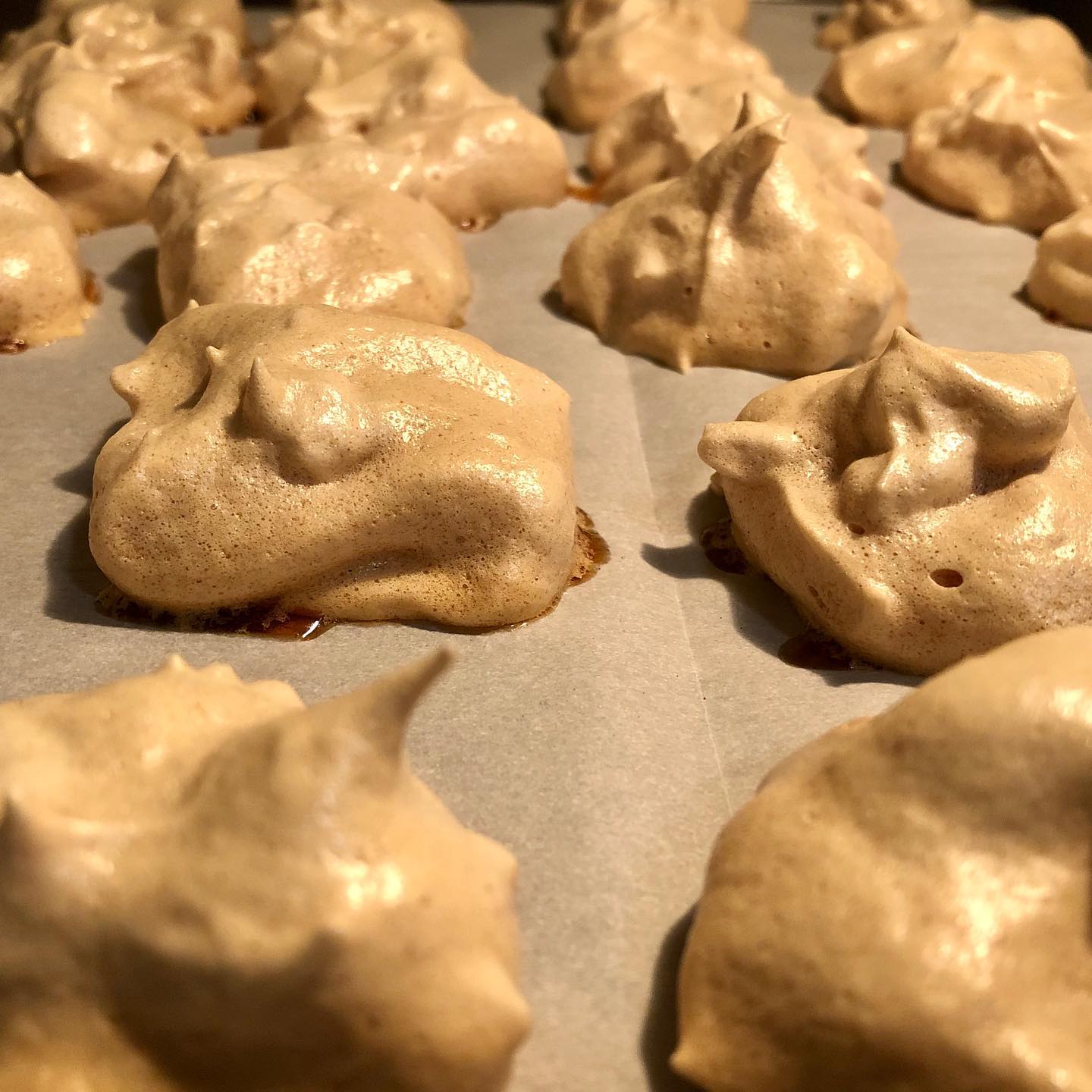 Apple and honey meringues to wish a Happy New Year to all who celebrate Rosh Hashanah! It seems like only yesterday it was 5780. 🍎🍯